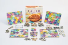 Calico board game review showing quilt tiles, cat scoring, buttons, design goals, gameplay mechanics, player count, and pros and cons.